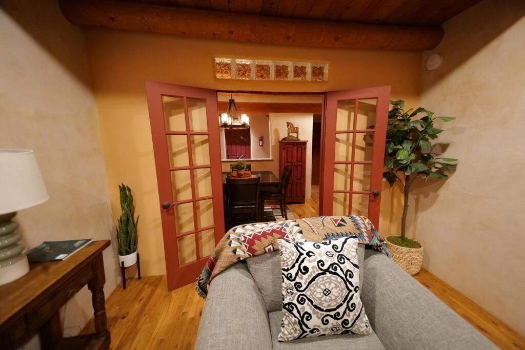 Santa Fe Oasis: Cozy Retreat with Hot Tub Near Town Square Apartment Exterior photo
