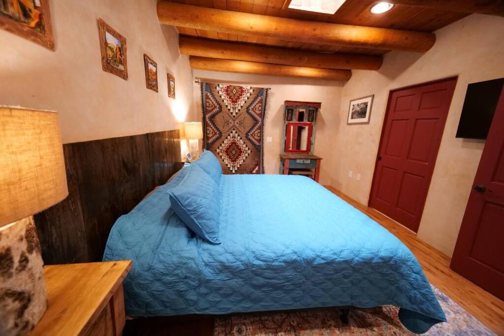 Santa Fe Oasis: Cozy Retreat with Hot Tub Near Town Square Apartment Exterior photo