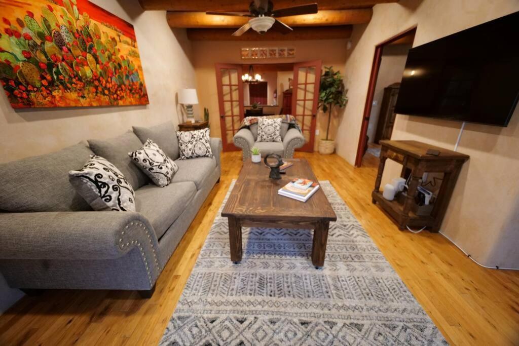 Santa Fe Oasis: Cozy Retreat with Hot Tub Near Town Square Apartment Exterior photo