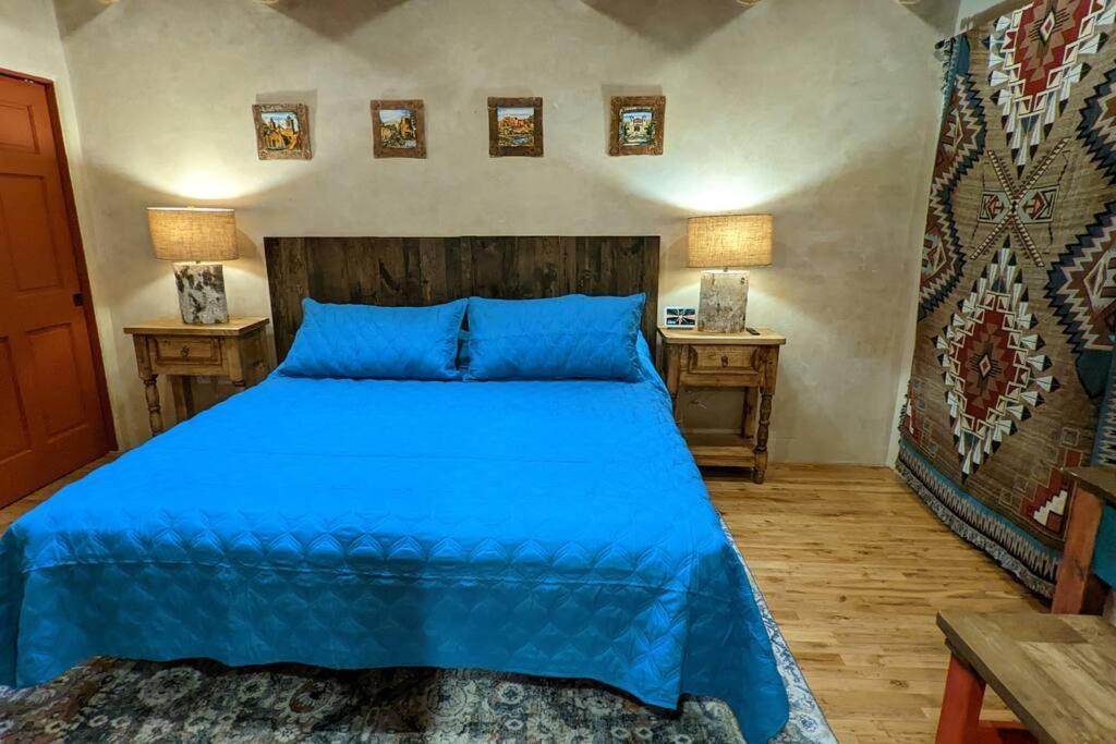 Santa Fe Oasis: Cozy Retreat with Hot Tub Near Town Square Apartment Exterior photo
